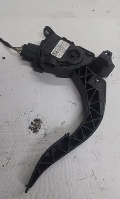 Accelerator throttle pedal