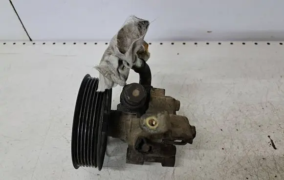Toyota Avensis T250 Power steering pump 
