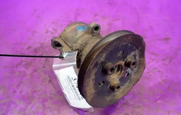 Volkswagen Golf III Power steering pump