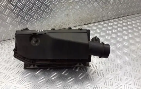 Mercedes-Benz C W203 Air filter box A0000945568