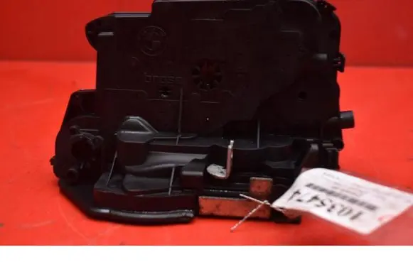 BMW X3 E83 Front door lock 7059974