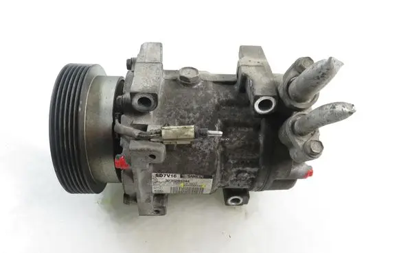 Dacia Sandero Air conditioning (A/C) compressor (pump) 8200866440