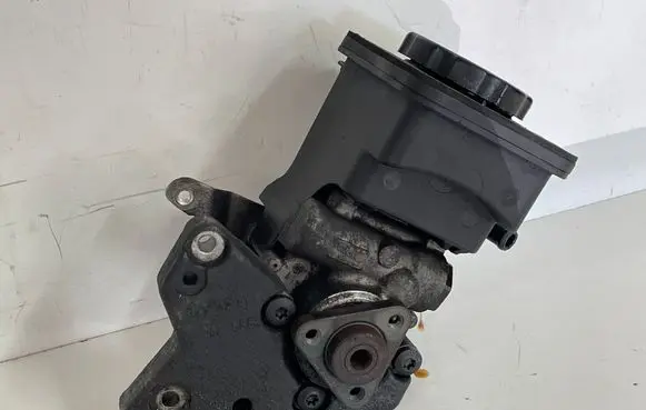 BMW 5 E60 E61 Power steering pump 7693974