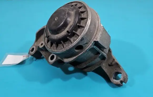 Engine mount vacuum valve