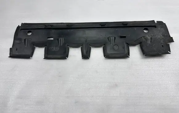 Audi Q7 4M Radiator mount bracket 4M0121286