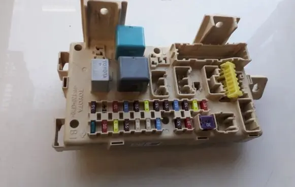 Toyota Corolla Verso AR10 Fuse box set 892210F020 89221-0F020