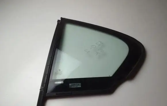 BMW 5 F10 F11 Rear vent window glass 7311245