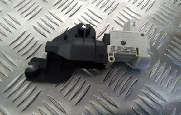 Audi A6 S6 C6 4F Glove box lock 3B0959782A