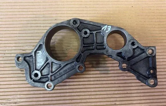 Engine mounting bracket