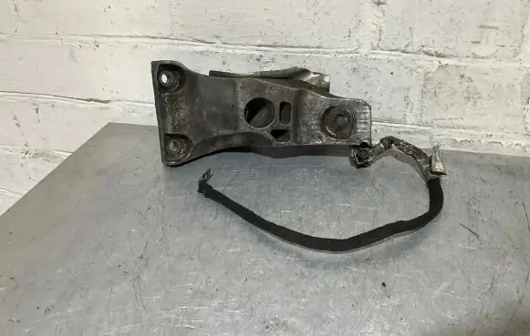 BMW 5 E60 E61 Engine mounting bracket 6776678