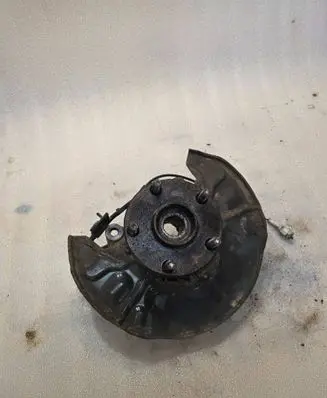 Toyota Corolla Verso AR10 Front wheel hub