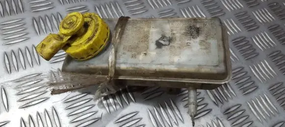 Brake fluid reservoir