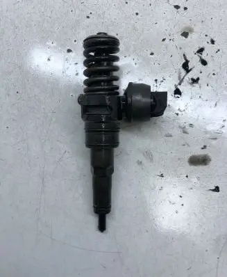 Volkswagen Golf V Fuel injector 038130073AG 0414720215