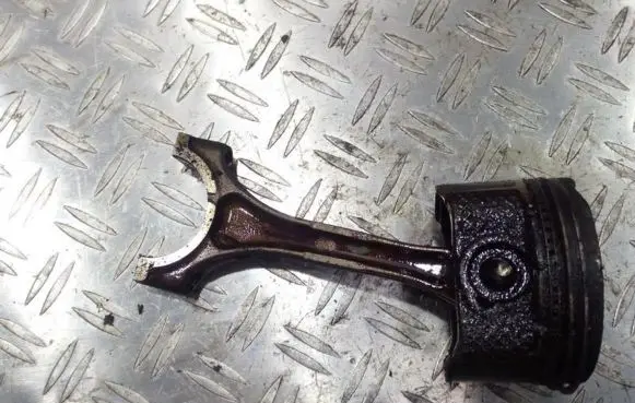 Toyota Corolla E120 E130 Piston with connecting rod
