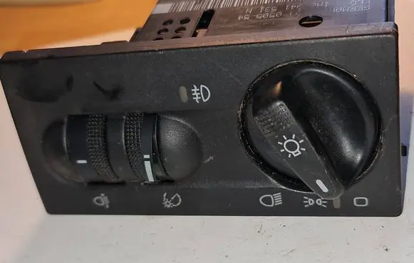 Volkswagen Golf III Light switch 1H6941531N