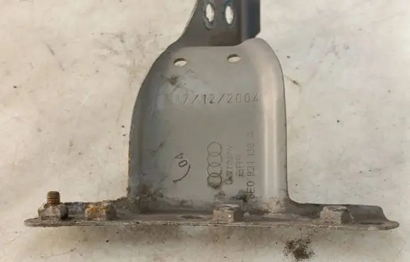 Audi A4 S4 B7 8E 8H Fender mounting bracket 8E0821136A