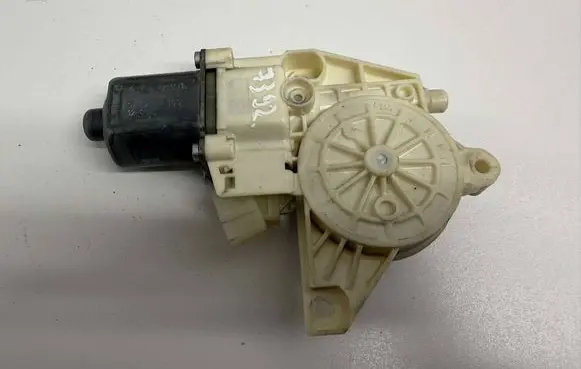 Mercedes-Benz E W212 Front door window regulator motor A2048200142