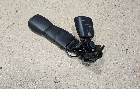 Rear seatbelt buckle