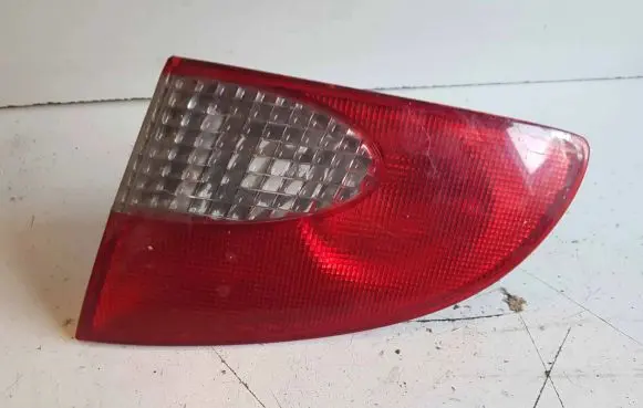 Toyota Avensis T220 Tailgate rear/tail lights 23300202
