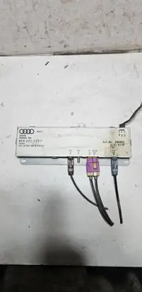 Audi A4 S4 B7 8E 8H Aerial antenna amplifier 8E9035225P