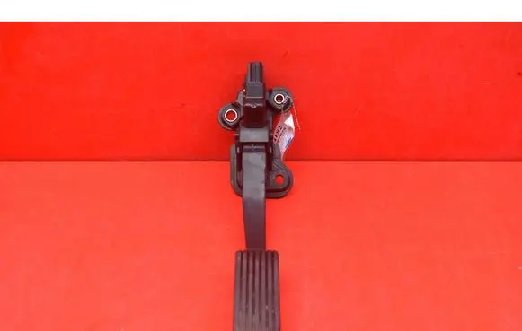 Accelerator throttle pedal
