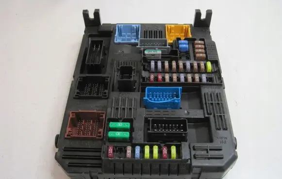 Peugeot Partner III Fuse box set 9855665080