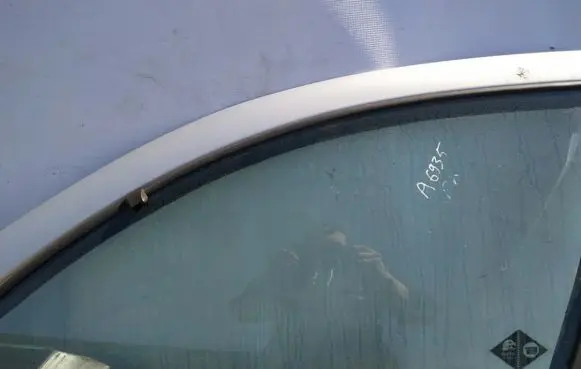 Nissan Almera N16 Front door window glass four-door