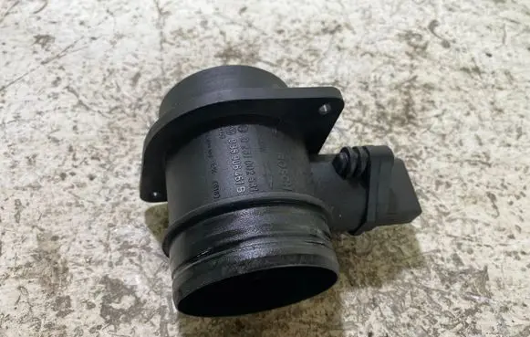 Volkswagen Golf V Mass air flow meter 038906461B 0281002531