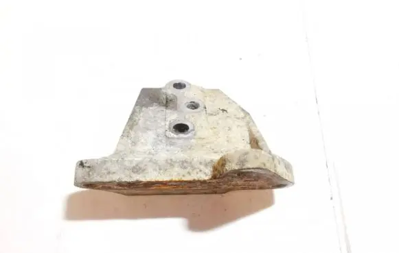 Nissan X-Trail T30 Engine mounting bracket