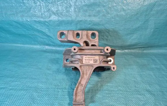 Volkswagen Golf VII Engine mount bracket 5Q0199262BF 05032019 PE3G3487002