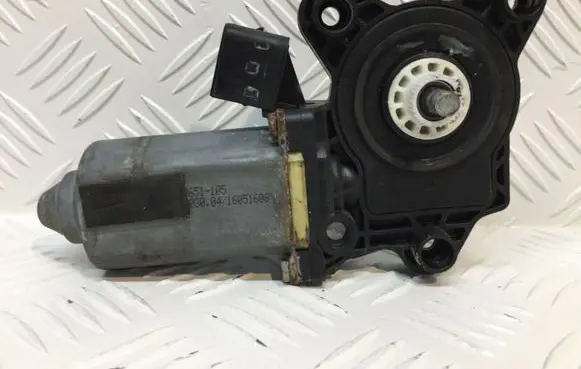 Mercedes-Benz S W220 Front door window regulator motor
