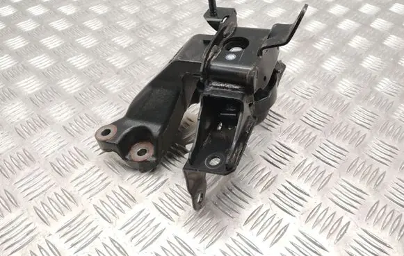 Suzuki Swift IV Engine mount bracket