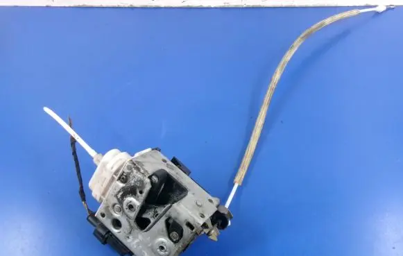 Audi A4 S4 B5 8D Front door lock 8D1837015A