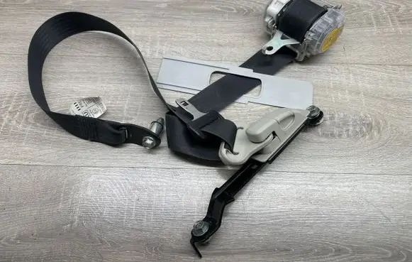 Subaru Forester SJ Front seatbelt 7T8310P 0441153 043122