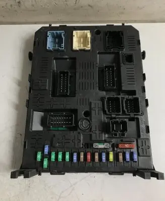 Peugeot 5008 Fuse module 281197595