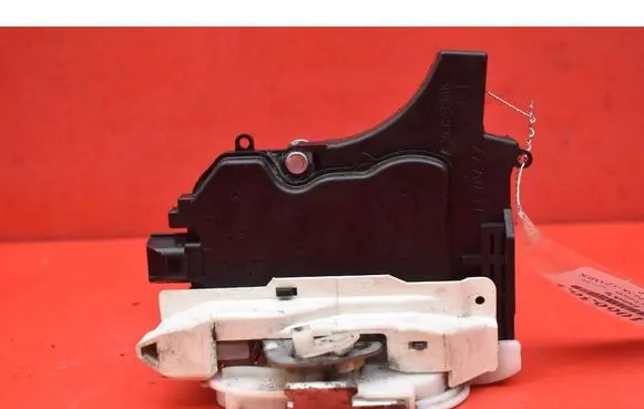 Mitsubishi Lancer VIII Front door lock 