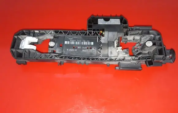 Mercedes-Benz E W212 Front door exterior handle/bracket A2047601634 A358501