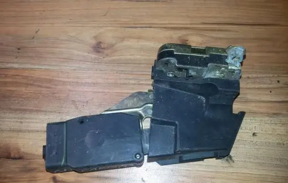 Mitsubishi Carisma Rear door lock