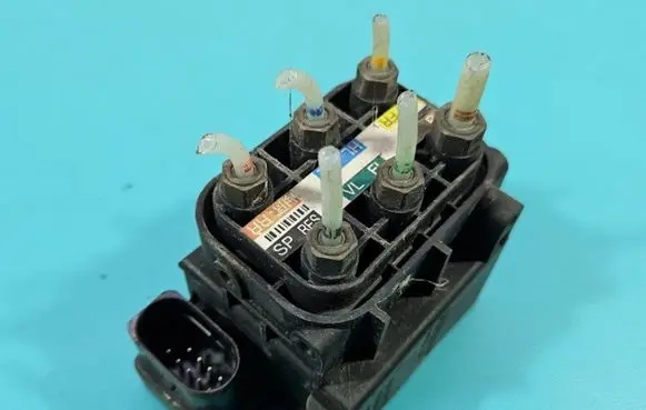 Mercedes-Benz CLS C218 X218 Air suspension valve block A2123200358 IMPRK1408024