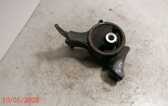 Honda CR-V Engine mount bracket