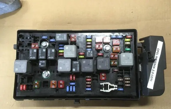 Opel Insignia A Fuse module 13255300 529050199