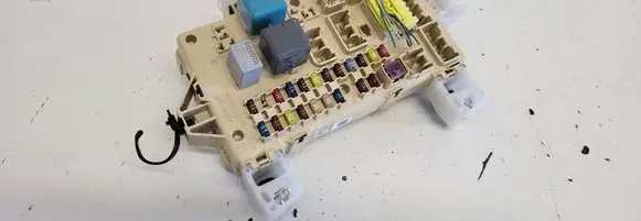 Toyota Corolla Verso E121 Fuse module 892210F010 83L0MW03