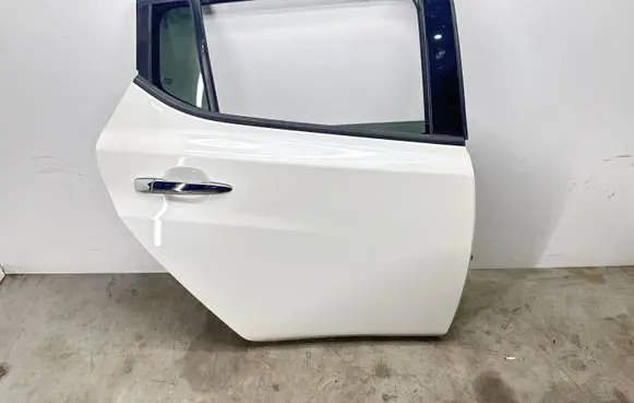 Nissan Leaf II (ZE1) Rear door