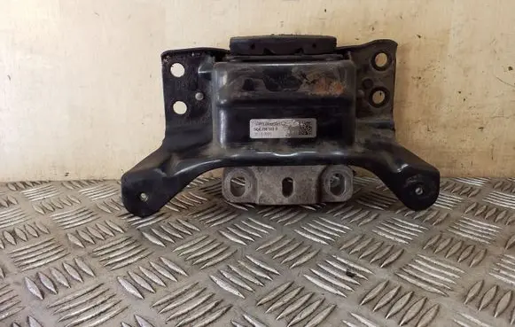 Volkswagen PASSAT B8 Engine mount bracket 5Q0199555R