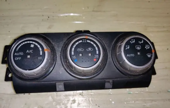 Nissan X-Trail T31 Climate control unit 275003UR08