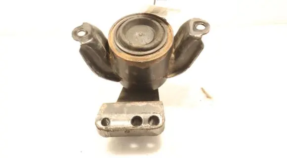 Engine mount vacuum valve