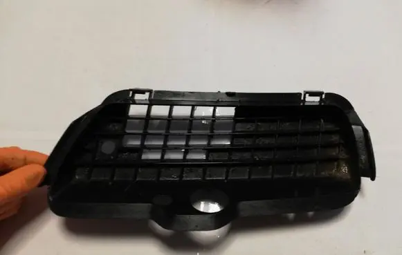 Volkswagen Golf III Front bumper lower grill 1H6853666