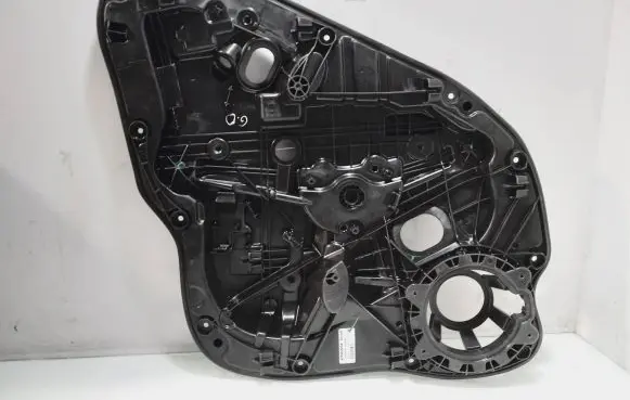 Rear window lifting mechanism without motor