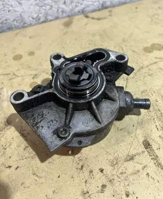 Volkswagen Golf IV Vacuum pump WW0038145101B