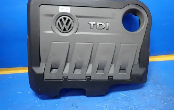 Volkswagen PASSAT B7 Engine cover (trim) 03L103925R
